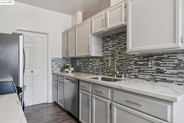 63 Lakeshore Ct, Richmond CA: https://media.crmls.org/mediaz/1d498d0c-2b7e-4100-b24e-d1d394de9672.jpg