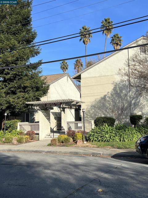 2562 Walnut Blvd, Walnut Creek CA: https://media.crmls.org/mediaz/1d49bd17-a113-49ba-bb47-caec202de069.jpg