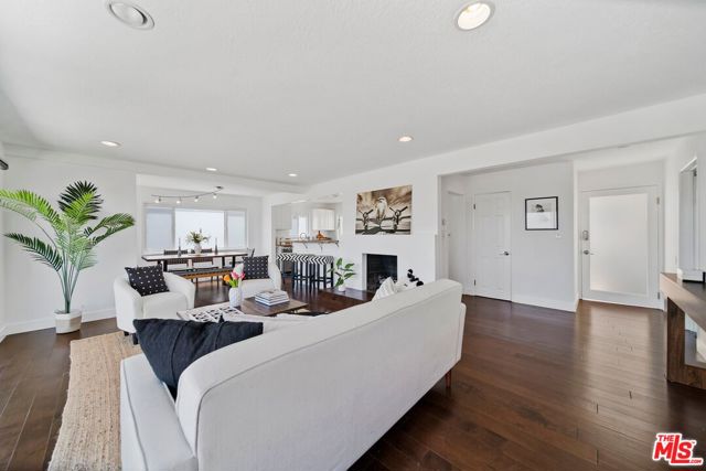 11689 Picturesque Drive, Studio City CA: https://media.crmls.org/mediaz/1d49f003-fd15-434c-aa7b-b93ea97b7063.jpg