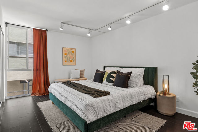 1885 Veteran Avenue, Los Angeles CA: https://media.crmls.org/mediaz/1d4d4e8f-24b5-41ed-90a5-5a3c6ae50b98.jpg