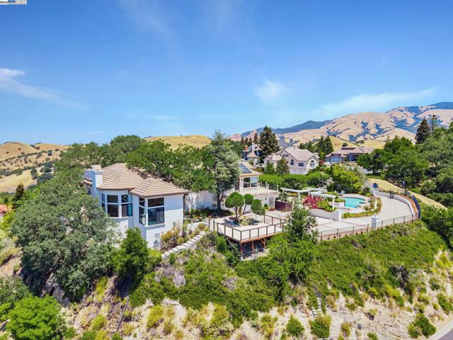 530 Oakshire Pl, Alamo CA: https://media.crmls.org/mediaz/1d4de31d-ea6d-434d-a4a6-8b77f5632579.jpg