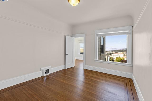 4134 Fulton St, San Francisco CA: https://media.crmls.org/mediaz/1d4ee933-568f-4579-a3a7-f1573ee000f4.jpg