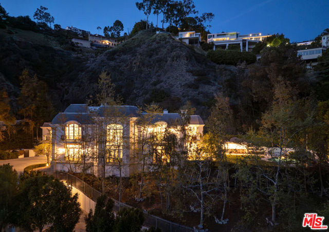 10509 Vestone Way, Los Angeles CA: https://media.crmls.org/mediaz/1d4f6adb-c3da-48b3-a410-308f61b8838e.jpg