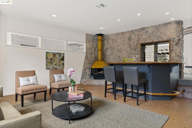 150 Santa Rita Dr, Walnut Creek CA: https://media.crmls.org/mediaz/1d5039f2-af52-4a32-af43-be6b37ba4acd.jpg