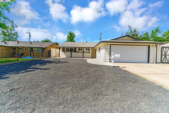 6013 Green Glen Way, Sacramento CA: https://media.crmls.org/mediaz/1d50aa3a-26e8-425a-a9f7-59edd8c2397c.jpg