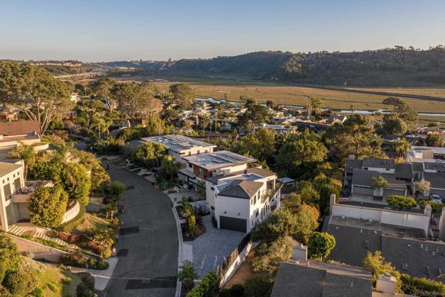 12994 Via Esperia, Del Mar CA: https://media.crmls.org/mediaz/1d53a4c7-89bc-41af-a2bd-da98a6e6cea0.jpg