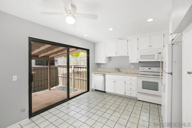 3338 Caminito Vasto, La Jolla CA: https://media.crmls.org/mediaz/1d54e156-d73e-4587-9e5b-ee04b2c6f687.jpg