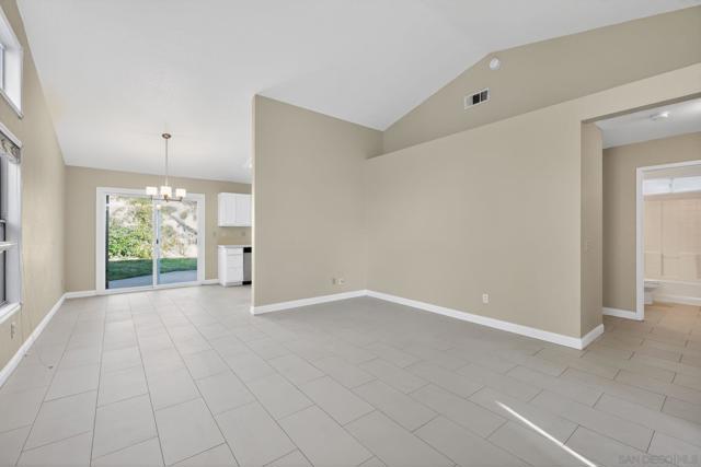 31850 Via Barraza, Temecula CA: https://media.crmls.org/mediaz/1d55b262-eec3-44f1-92b7-49150d1f750d.jpg