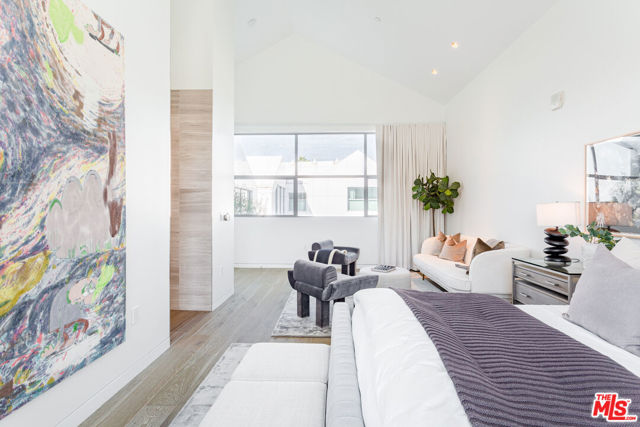 8600 Wilshire Boulevard, Beverly Hills CA: https://media.crmls.org/mediaz/1d55f78e-1623-43a0-a593-580c3bf187b4.jpg