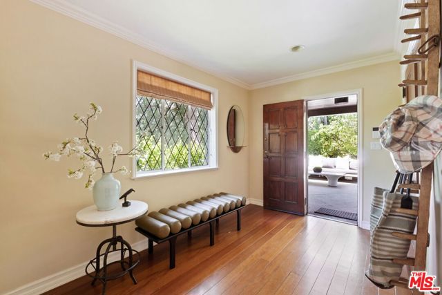 143 S Muirfield Road, Los Angeles CA: https://media.crmls.org/mediaz/1d56618c-d0b1-4bab-829a-e70c9cb6a00b.jpg