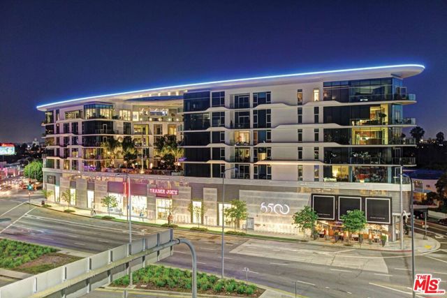 8500 Burton Way, Los Angeles CA: https://media.crmls.org/mediaz/1d571f52-fec1-44ff-b0ff-2b1d1a5705b7.jpg