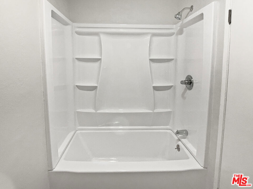 https://media.crmls.org/mediaz/1d5846c0-bee8-4a42-a7fd-8ac12b01c72c.jpg?preset=X-Large