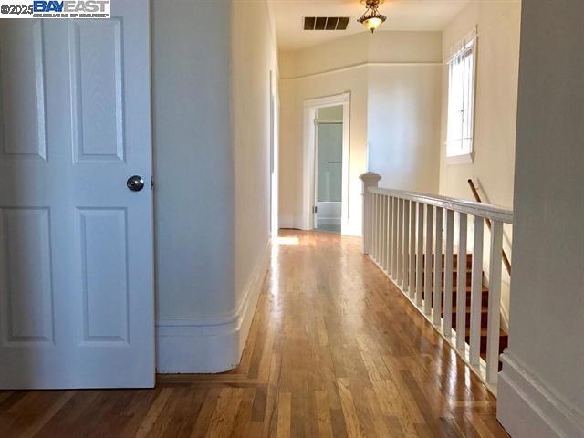 1707 Lincoln Ave, Alameda CA: https://media.crmls.org/mediaz/1d594bb7-f698-40eb-8c10-329f3cc6fdae.jpg