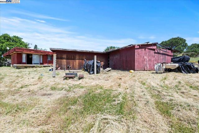 6400 Mines Rd, Livermore CA: https://media.crmls.org/mediaz/1d5aa1dc-0811-40a8-9454-843052cfa8b3.jpg