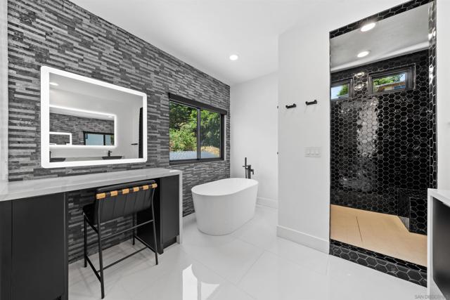 3160 Goldfinch St, San Diego CA: https://media.crmls.org/mediaz/1d5cd4e7-1d9d-49dd-af10-167ab64cabab.jpg