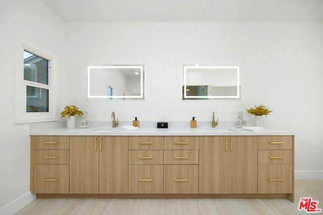 832 S Plymouth Boulevard, Los Angeles CA: https://media.crmls.org/mediaz/1d5e5b85-0417-4511-b992-d34534281f8c.jpg