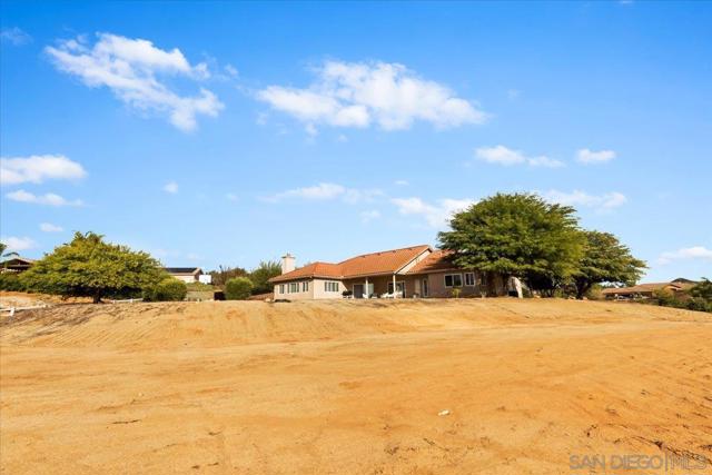 31252 North Star Way, Valley Center CA: https://media.crmls.org/mediaz/1d5ef430-7548-4dfc-a738-7277f10dc79f.jpg