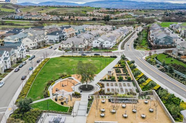 4058 Chalk Hill Way, Dublin CA: https://media.crmls.org/mediaz/1d5f8808-812c-44d5-bb52-f659bae6cf2b.jpg