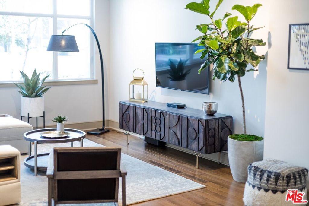 https://media.crmls.org/mediaz/1d5fd978-ab04-4601-b999-b038957165d9.jpg?preset=X-Large