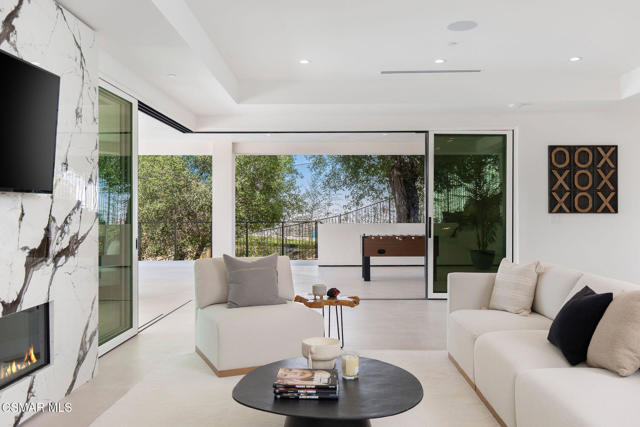 118 Giles Road, Lake Sherwood CA: https://media.crmls.org/mediaz/1d60b99a-a8d6-4138-866b-2d14d3b42615.jpg