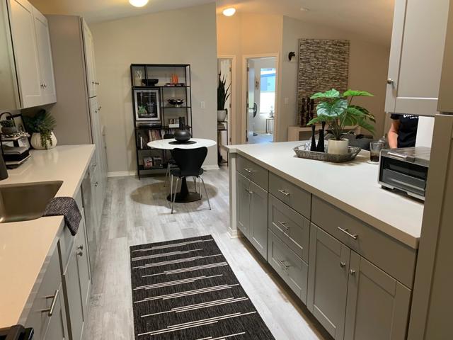 31 Paseo Laredo North, Cathedral City CA: https://media.crmls.org/mediaz/1d635eb1-0a9b-44a1-a5a9-eeae69cd3280.jpg