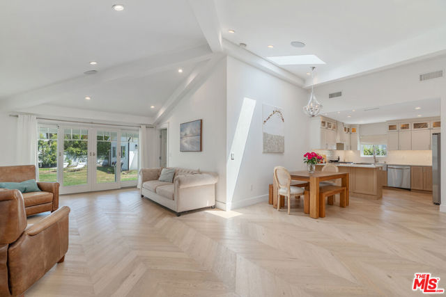 1152 S Windsor Boulevard, Los Angeles CA: https://media.crmls.org/mediaz/1d6394fd-5c99-44cd-a7a5-98a1da3bbb8b.jpg