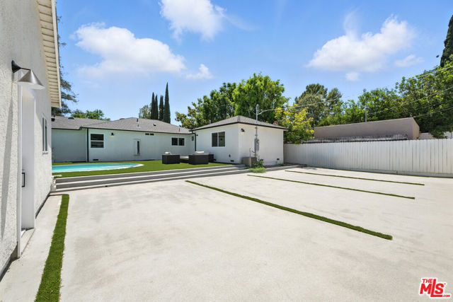 15727 Hartsook Street, Encino CA: https://media.crmls.org/mediaz/1d63ab37-af2a-4bcf-9bfe-120f99e242a1.jpg