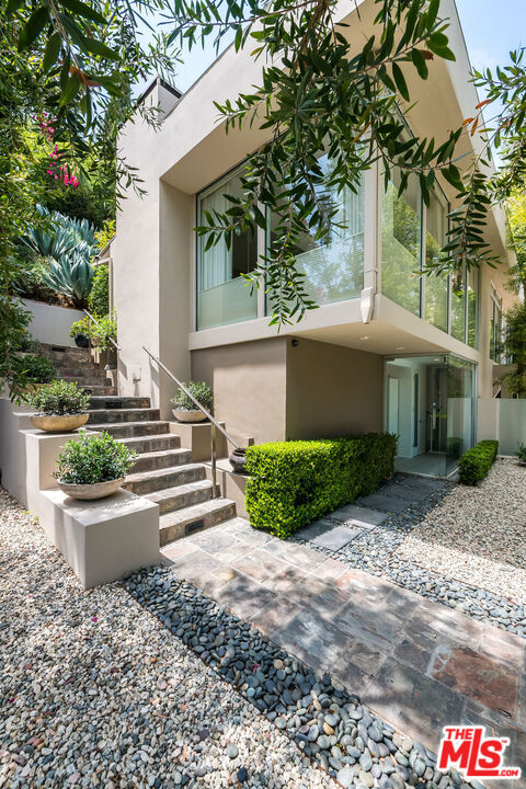 1331 CORDELL Place, Los Angeles CA: https://media.crmls.org/mediaz/1d63c327-e18f-4ef2-8ed5-86308ec2c268.jpg