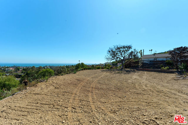 1243 Las Lomas Avenue, Pacific Palisades CA: https://media.crmls.org/mediaz/1d652921-f526-487e-98ca-809f4e2c60f4.jpg