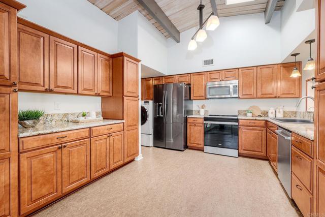 Detail Gallery Image 11 of 31 For 8835 Lake Ashmere Dr, San Diego,  CA 92119 - 4 Beds | 2 Baths