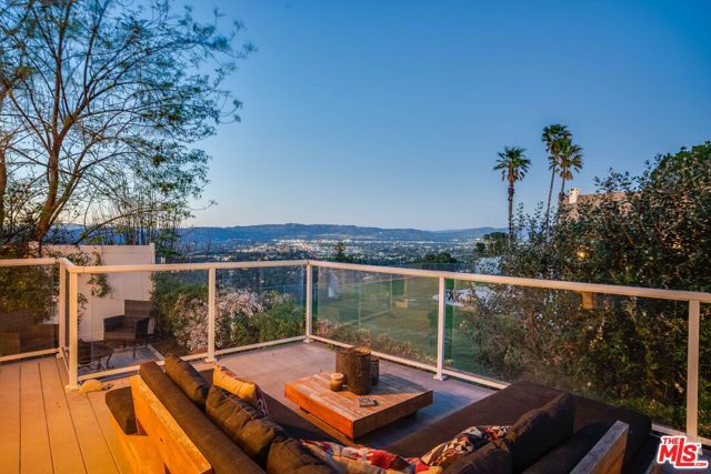 1302 Zuni Lane, Topanga CA: https://media.crmls.org/mediaz/1d667294-4e38-4fff-a9f6-bde0a3591d75.jpg