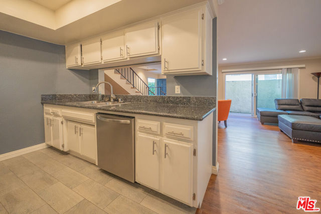 11120 Moorpark Street, 2 photo 8