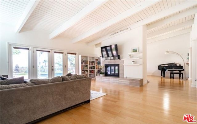 5714 El Canon Avenue, Woodland Hills CA: https://media.crmls.org/mediaz/1d682ed0-fbdf-4eb6-91f9-8c0e3c583a1e.jpg