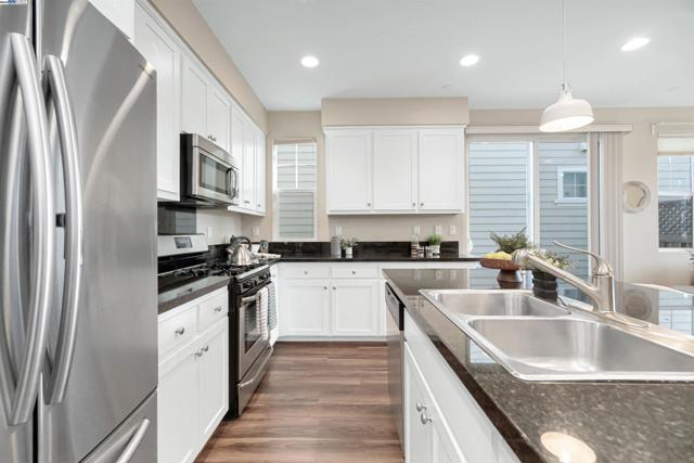 328 C St, Hayward CA: https://media.crmls.org/mediaz/1d690531-13d2-429f-a71b-578d997ff683.jpg