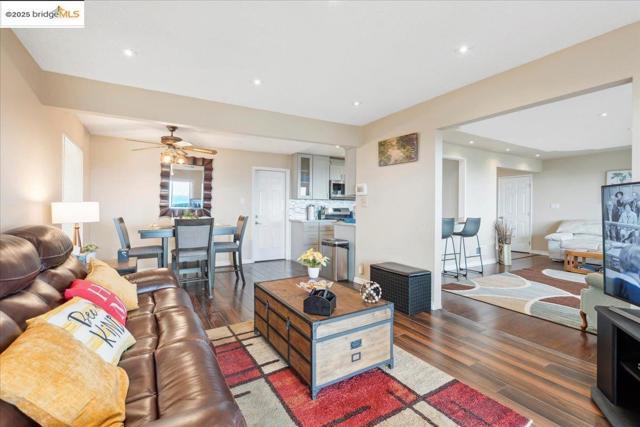 11772 Cranford Way, Oakland CA: https://media.crmls.org/mediaz/1d695f9c-ce43-41fe-a85b-565ba2a3feb0.jpg
