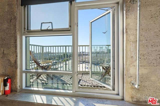 530 S Hewitt Street, Los Angeles CA: https://media.crmls.org/mediaz/1d69ca2f-c8dc-449e-8ce7-533d9c3123cb.jpg