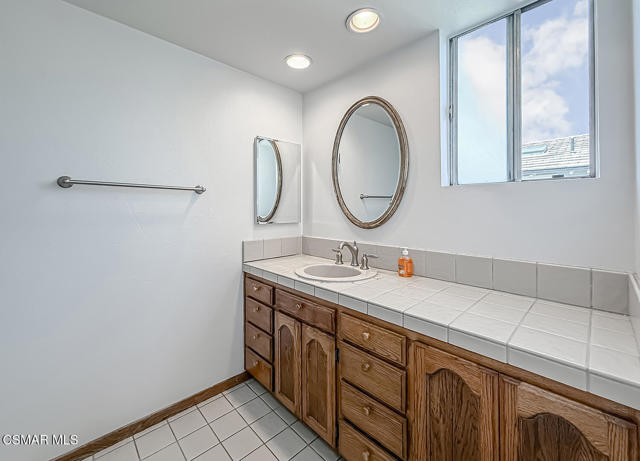 1646 Swansea Place, Westlake Village CA: https://media.crmls.org/mediaz/1d6a6738-167b-45fc-b091-d23d1b7b5978.jpg