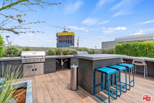527 Molino Street, Los Angeles CA: https://media.crmls.org/mediaz/1d6a6d85-37a4-4f08-9f09-98f30fbd1f38.jpg