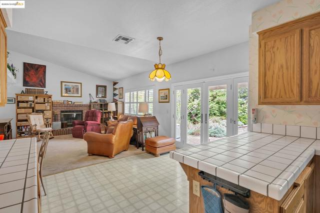 363 Limerick Way, Vacaville CA: https://media.crmls.org/mediaz/1d6ab9c8-2788-45be-a4f2-17f27c5515c3.jpg