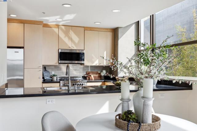 311 2nd St, Oakland CA: https://media.crmls.org/mediaz/1d6ad0df-2e96-4b41-8d9c-5968d049244e.jpg