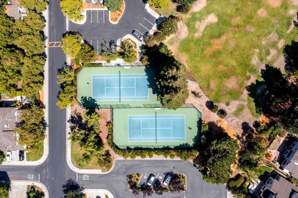 https://media.crmls.org/mediaz/1d6b966a-4f52-4d5a-8a4b-7b66a40d21ce.jpg?preset=X-Large