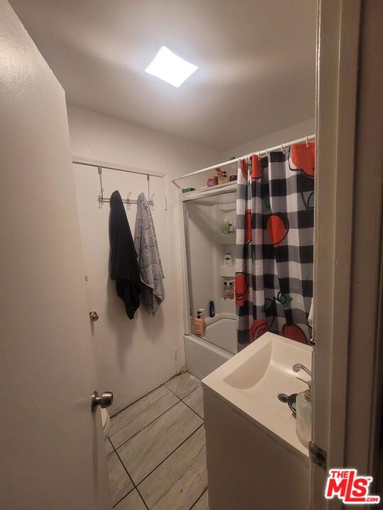 8111 S Main Street, Los Angeles CA: https://media.crmls.org/mediaz/1d6bf197-cc1d-4f98-88b5-2115a67caebf.jpg