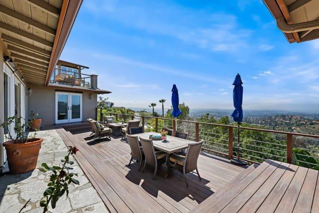 3698 Camino De Las Lomas, Vista CA: https://media.crmls.org/mediaz/1d6c756f-0a4d-4a6c-a129-ab4de31266d1.jpg