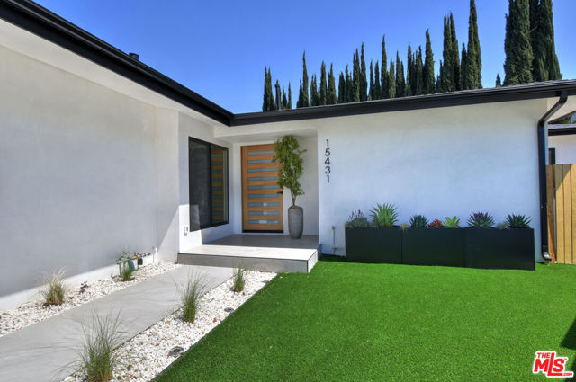 15431 Milbank Street, Encino CA: https://media.crmls.org/mediaz/1d6ce72c-8655-445e-a296-933c07be74a0.jpg