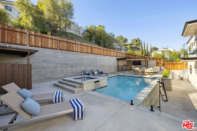 5221 Campo Road, Woodland Hills CA: https://media.crmls.org/mediaz/1d6d021f-ebfe-41f4-86c9-7cfff3d89cc6.jpg
