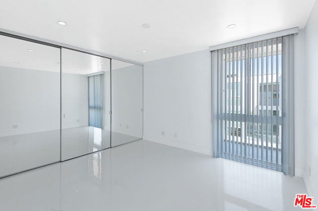 2419 Ocean Front Walk, Venice CA: https://media.crmls.org/mediaz/1d6da15c-8925-4738-8685-399c2ca5641f.jpg