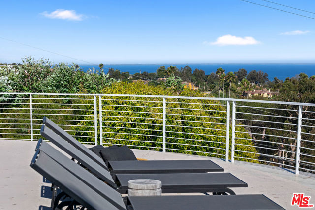 6375 Gayton Place, Malibu CA: https://media.crmls.org/mediaz/1d6dfed1-4c01-4565-b90d-90006cc12123.jpg