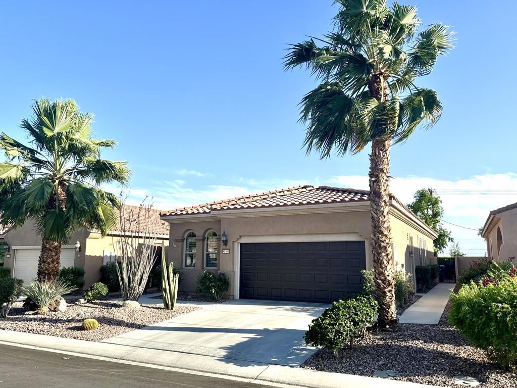 81569 Avenida Celaya