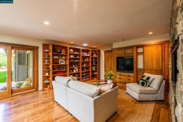 71 Silverwood Dr, Lafayette CA: https://media.crmls.org/mediaz/1d6e5522-c72d-4c68-9f85-d4a836d1e2c9.jpg