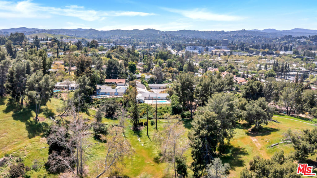 https://media.crmls.org/mediaz/1d6e726a-f7b0-40a3-a853-b90d875969cb.jpg?preset=X-Large